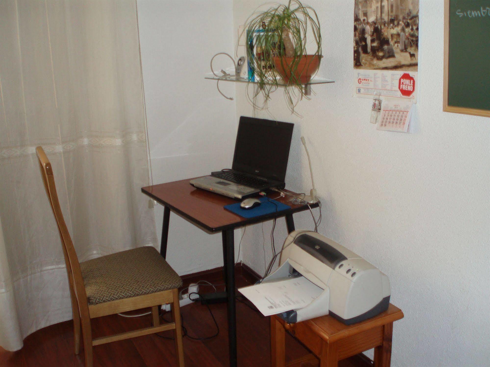 Hostal Castilla Madrid Exterior foto